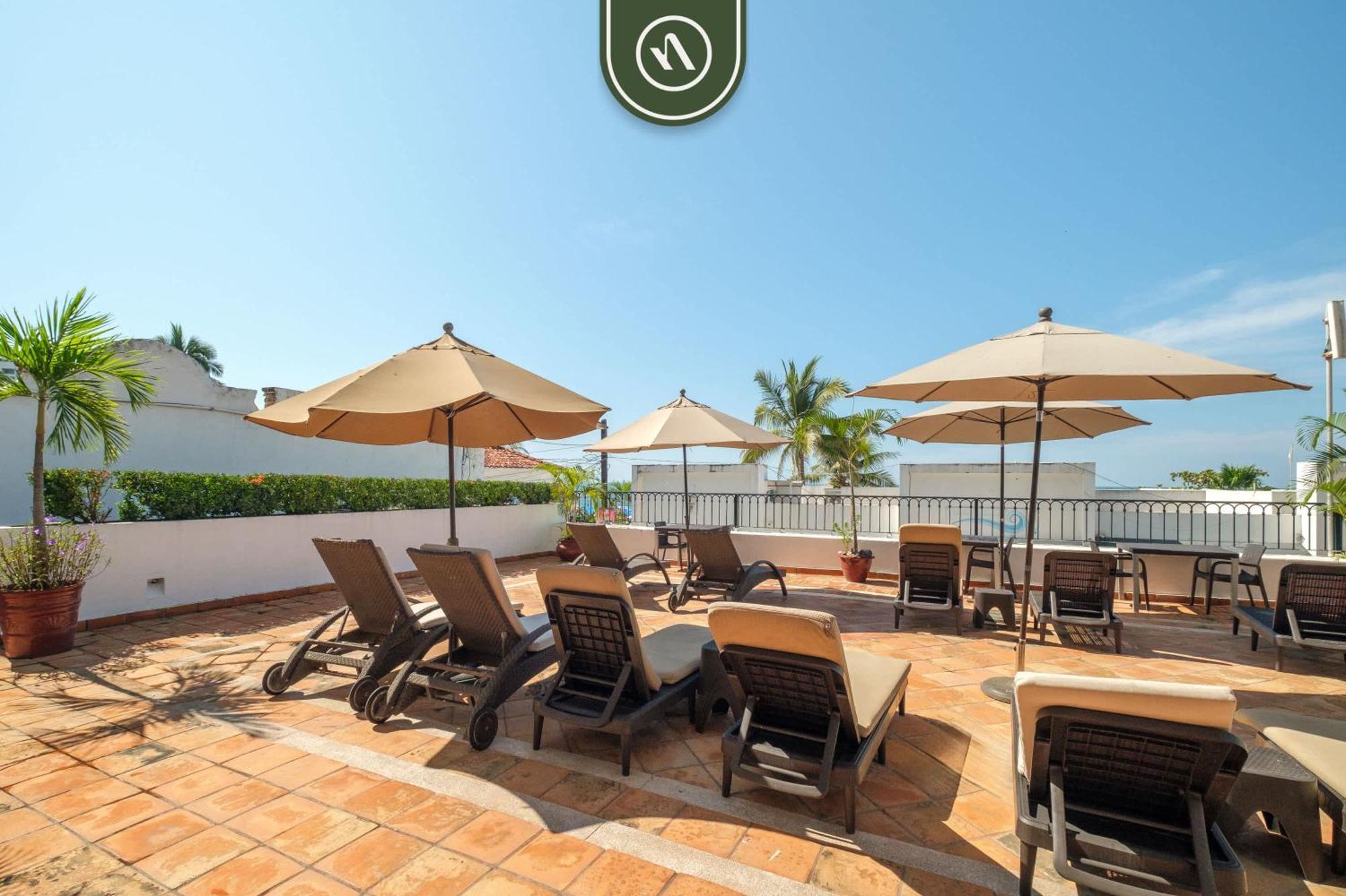 Amazing 2 Bedroom - Partial Oceanview - Pool Apartment